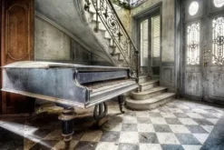 Clearance Ter Halle Glasschilderij Oude hal met piano GLAS080120-487